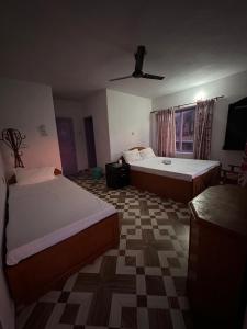 سرير أو أسرّة في غرفة في Hotel Harmony