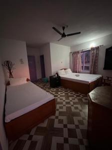 سرير أو أسرّة في غرفة في Hotel Harmony