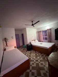 سرير أو أسرّة في غرفة في Hotel Harmony
