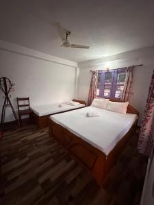 سرير أو أسرّة في غرفة في Hotel Harmony