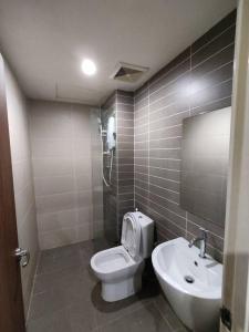 un baño con inodoro y lavabo en Kuching Kozi Square Apartment 6, en Kuching