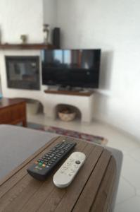 a remote control sitting on top of a wooden table at Casa Buenaventura in Calonge