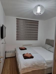 Un pat sau paturi într-o cameră la Apartman za uživanje G2