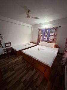 سرير أو أسرّة في غرفة في Hotel Harmony