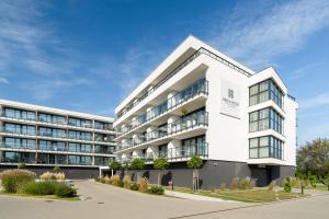 apartamentowiec z białą fasadą w obiekcie Westin House Resort Kołobrzeg Apartament 410 w Kołobrzegu