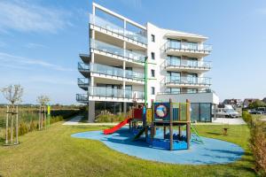 plac zabaw przed budynkiem apartamentowym w obiekcie Westin House Resort Kołobrzeg Apartament 410 w Kołobrzegu