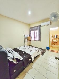 Ein Bett oder Betten in einem Zimmer der Unterkunft Radzz Homestay