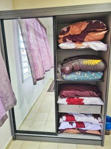 ein Schrank voller Kleider in der Unterkunft Radzz Homestay in Kampung Gurun