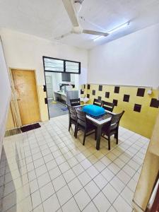 Eine Spielezimmer in der Unterkunft Radzz Homestay
