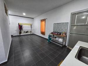 Küche/Küchenzeile in der Unterkunft Radzz Homestay
