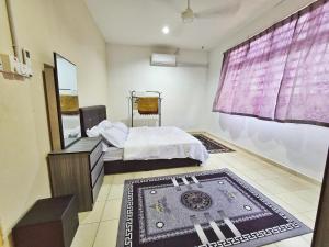 ein Schlafzimmer mit einem Bett, einer Kommode und einem Spiegel in der Unterkunft Radzz Homestay in Kampung Gurun