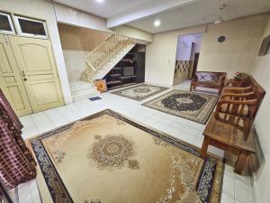 ein Wohnzimmer mit einer Treppe und einem Teppich aus der Luft in der Unterkunft Radzz Homestay in Kampung Gurun