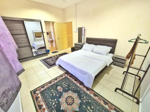 ein Hotelzimmer mit einem Bett und einem Spiegel in der Unterkunft Radzz Homestay in Kampung Gurun