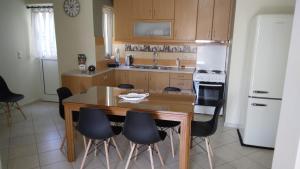 A kitchen or kitchenette at HOLIDAYS APARTMENT ΜΕΣΣΗΝΗ