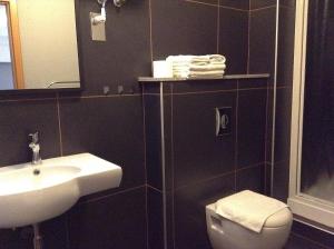 Bilik mandi di Family hotel Maxim