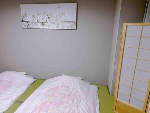 Postel nebo postele na pokoji v ubytování 55平方!2卧室可住7人,5分黒門市場,難波,道頓堀,心斎橋,大阪城,天王寺,Wi-Fi,新規
