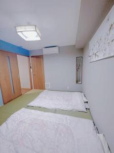 Postel nebo postele na pokoji v ubytování 55平方!2卧室可住7人,5分黒門市場,難波,道頓堀,心斎橋,大阪城,天王寺,Wi-Fi,新規