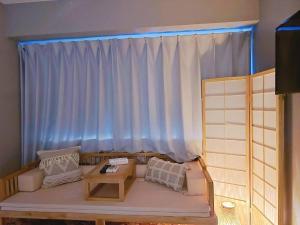 Postel nebo postele na pokoji v ubytování 55平方!2卧室可住7人,5分黒門市場,難波,道頓堀,心斎橋,大阪城,天王寺,Wi-Fi,新規