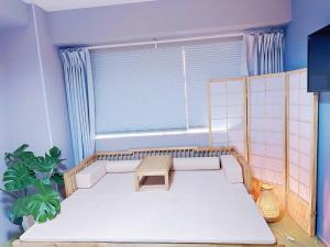 Postel nebo postele na pokoji v ubytování 55平方!2卧室可住7人,5分黒門市場,難波,道頓堀,心斎橋,大阪城,天王寺,Wi-Fi,新規
