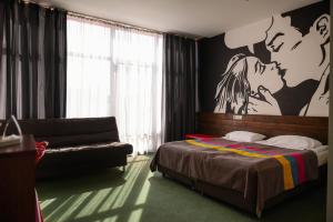 Postel nebo postele na pokoji v ubytování Emigrand Art Hotel
