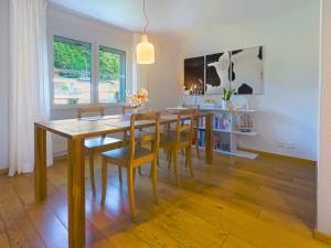 una sala da pranzo con tavolo e sedie in legno di Apartment with Mattress in Living Room a Berna