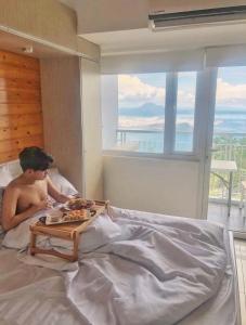 Postel nebo postele na pokoji v ubytování JRT Suites Tagaytay