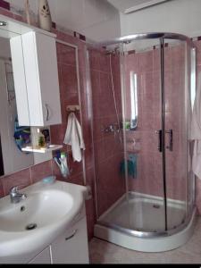 un baño con ducha y lavabo en Villa Mondi, en Durrës