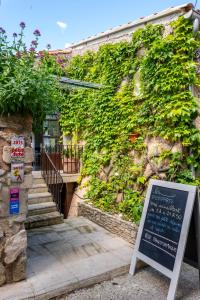 Gallery image of Hôtel Restaurant Les Remparts in Venasque
