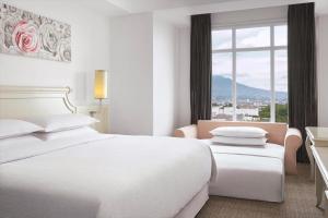 Postelja oz. postelje v sobi nastanitve Four Points by Sheraton Bandung