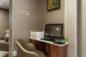 TV a/nebo společenská místnost v ubytování SpringHill Suites by Marriott Austin The Domain Area