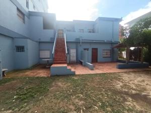 ein Gebäude mit einer Seitentreppe in der Unterkunft Vila Gesell, zona centro y playa in Villa Gesell