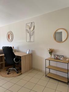una oficina con escritorio, silla y espejo en Bali, en Saint-Martin-Lalande 6 fotos más