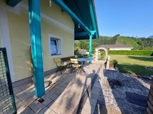 a patio with a table and chairs on a house at Haus Morgensonne im Steyrtal in Obergrünburg