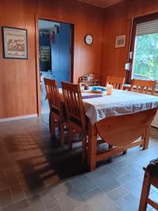 a dining room with a table and chairs at Unser Haus am Weinberg in Alsheim
