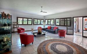 コンカ・スペッキウッラにあるHotel Solaraのリビングルーム(赤い椅子、ソファ付)