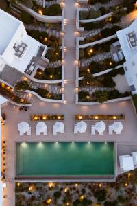 Milos Breeze Boutique Hotel内部或周边的泳池