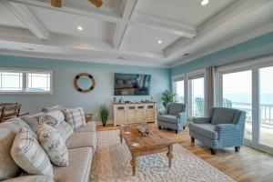 een woonkamer met een bank, twee stoelen en een tafel bij Unobstructed Ocean Views - Hot Tub - Sandy Path to Beach in North Topsail Beach