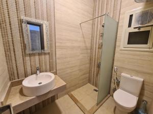 Koupelna v ubytování Garden 2BR in Nakhil Compound + 5 fotografií