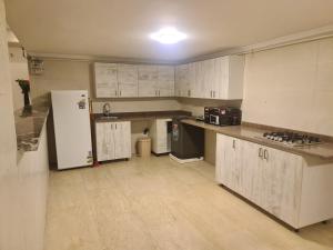 Kuchyň nebo kuchyňský kout v ubytování Garden 2BR in Nakhil Compound