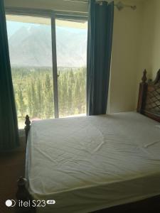 Uma cama ou camas num quarto em Mount View Hotel Skardu
