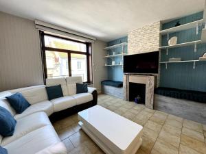 ein Wohnzimmer mit Couch und Kamin in der Unterkunft Le Cocon de Karine - maison Boulogne Sur Mer in Saint-Martin-Boulogne + 20 Fotos