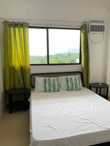 Postel nebo postele na pokoji v ubytování Boracay apartment 4th floor with ocean views