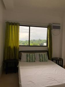Postel nebo postele na pokoji v ubytování Boracay apartment 4th floor with ocean views