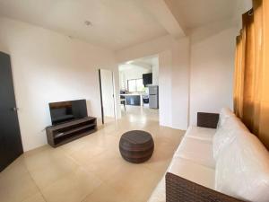 TV a/nebo společenská místnost v ubytování Boracay apartment 4th floor with ocean views + 17 fotografií