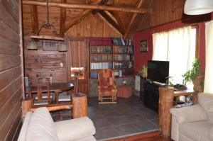a living room with a couch and a table at Casa Los Coihues in Villa La Angostura