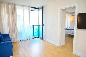 TV a/nebo společenská místnost v ubytování Black sea view room