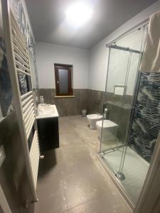 Ένα μπάνιο στο The Paris Rooms B&B