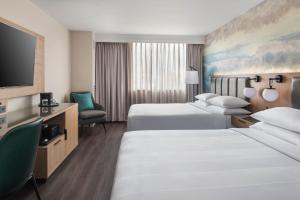 Postel nebo postele na pokoji v ubytování Buffalo Marriott Niagara