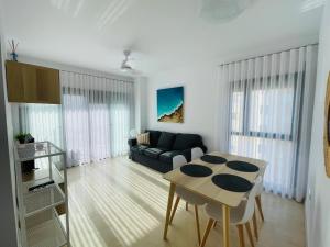 ein Wohnzimmer mit Sofa und Tisch in der Unterkunft Paraiso de costa in Playa de Gandia