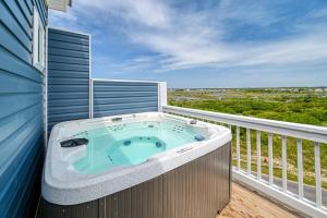 een hottub op het balkon van een huis bij Unobstructed Ocean Views - Hot Tub - Sandy Path to Beach in North Topsail Beach